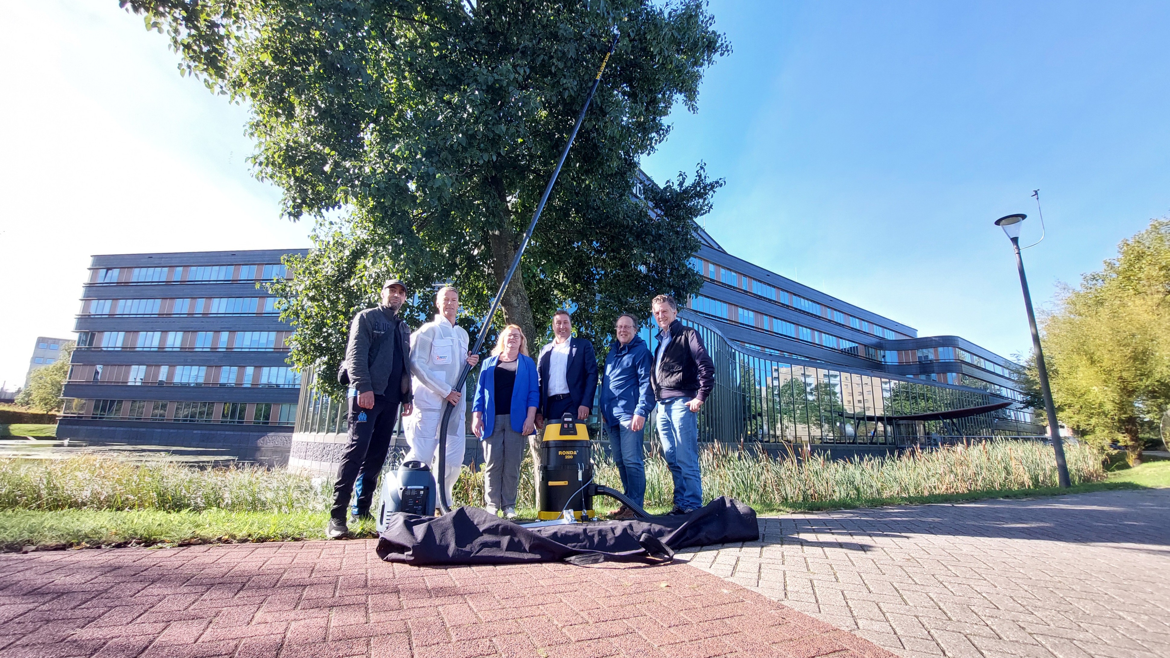 Gedeputeerde Harold Hofstra overhandigt een speciale stofzuiger aan de taskforce Aziatische hoornaar Flevoland, september 2025